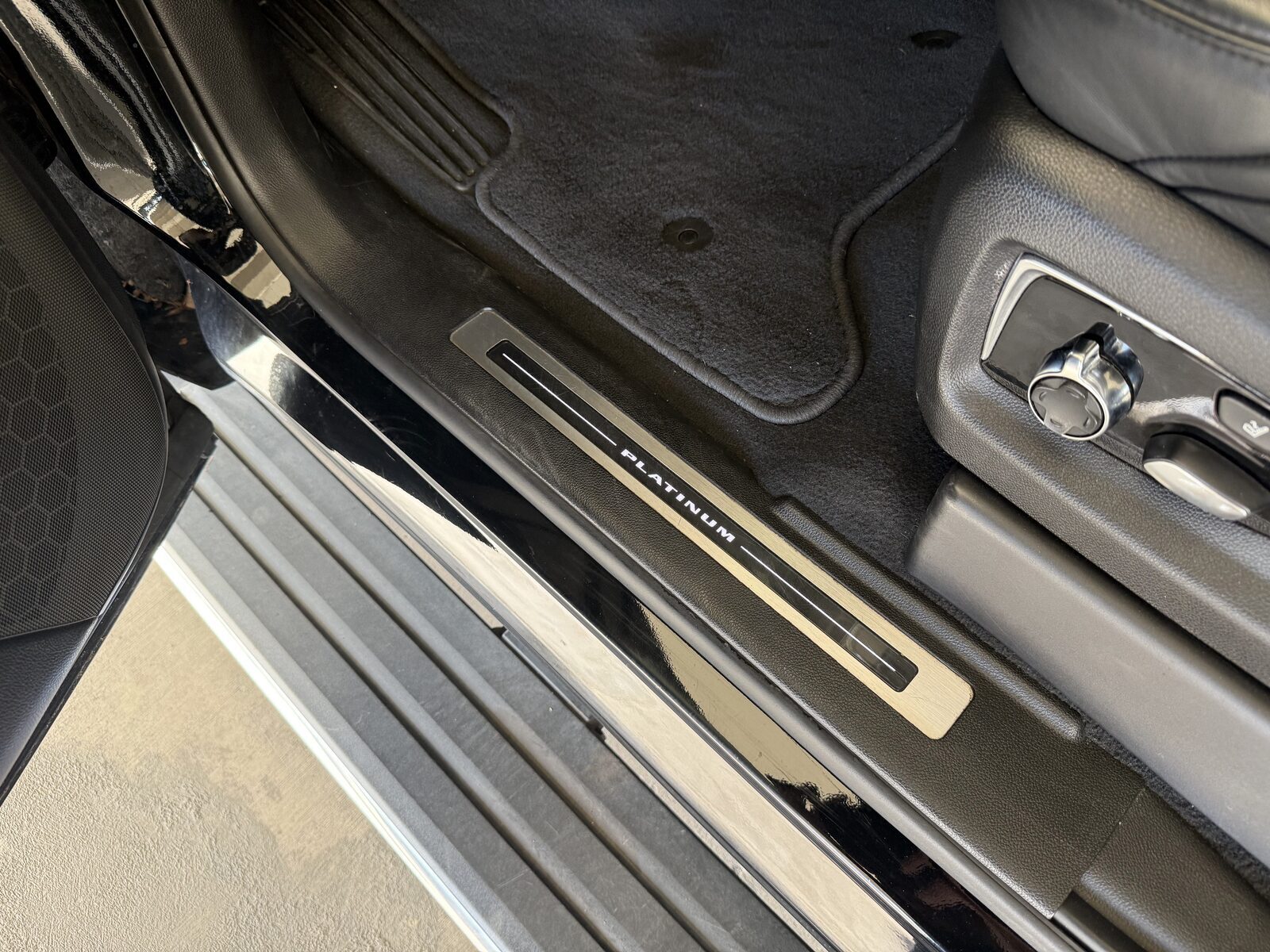 2019 Cadillac Escalade ESV gallery photo 13