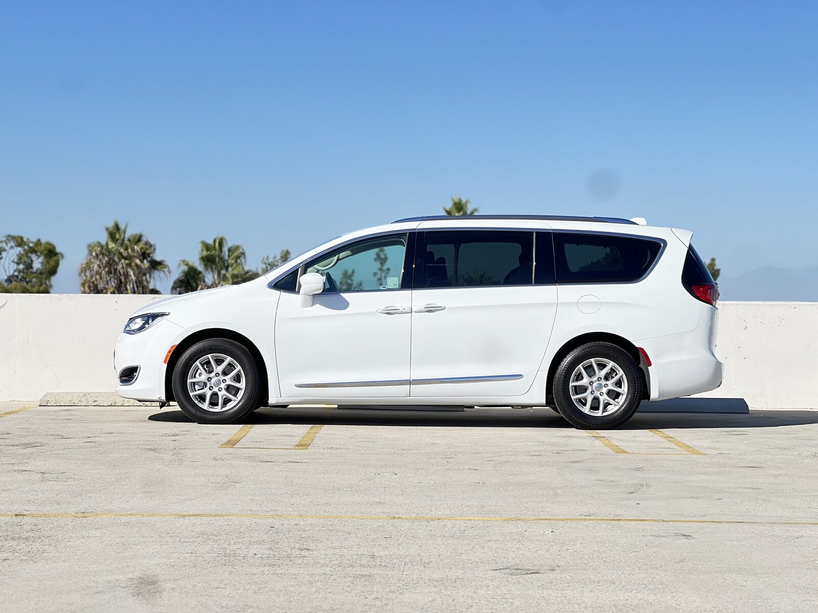 Family Chrysler Pacifica Touring L photo 2