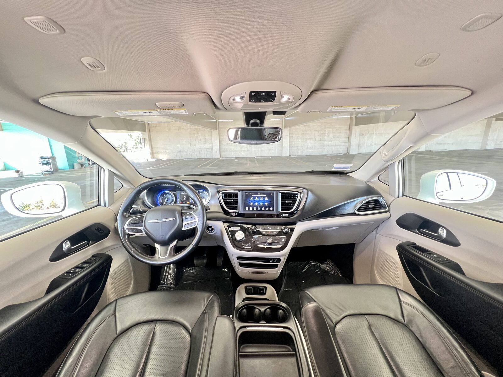 Family Chrysler Pacifica Touring L photo 4