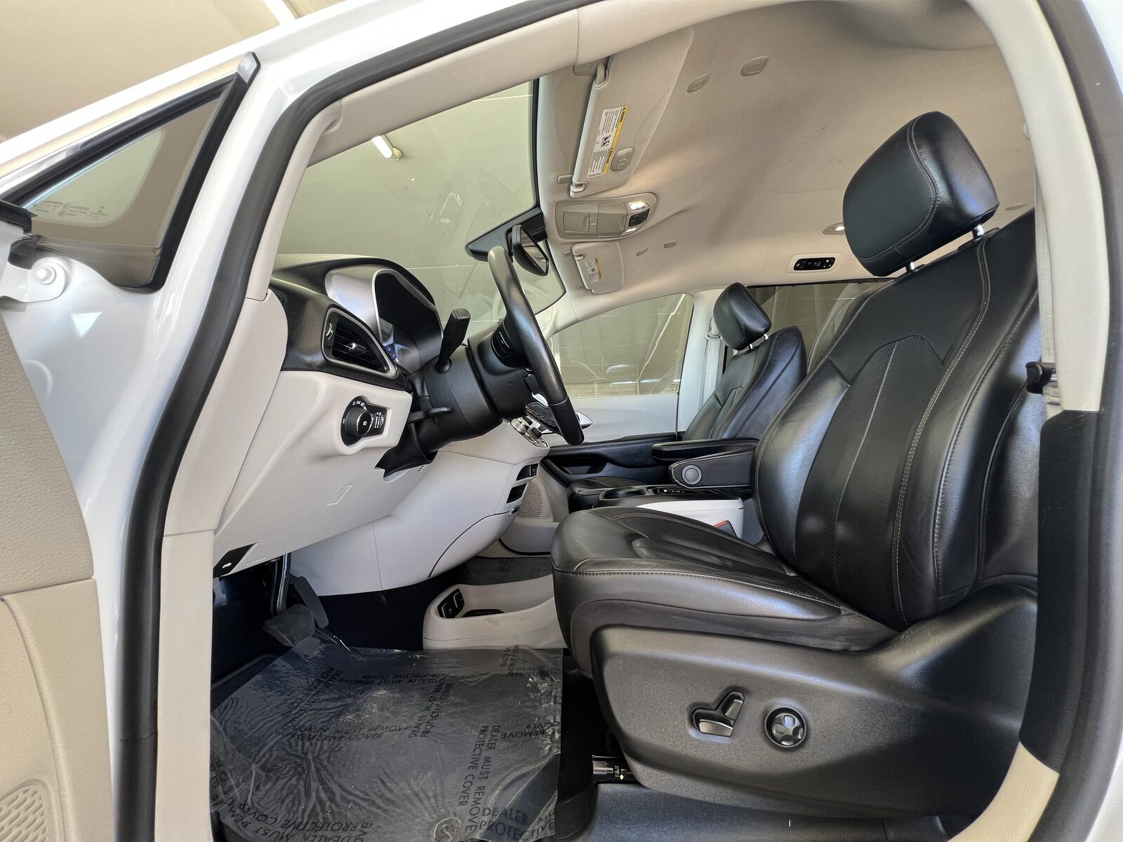 Family Chrysler Pacifica Touring L photo 5