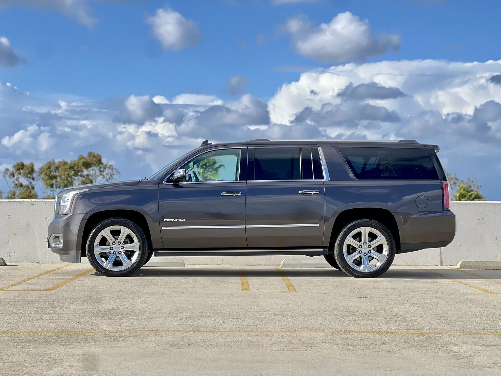 GMC Yukon XL Denali photo 2