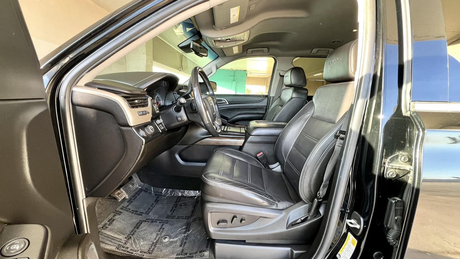 Premium GMC Yukon XL Denali photo 3
