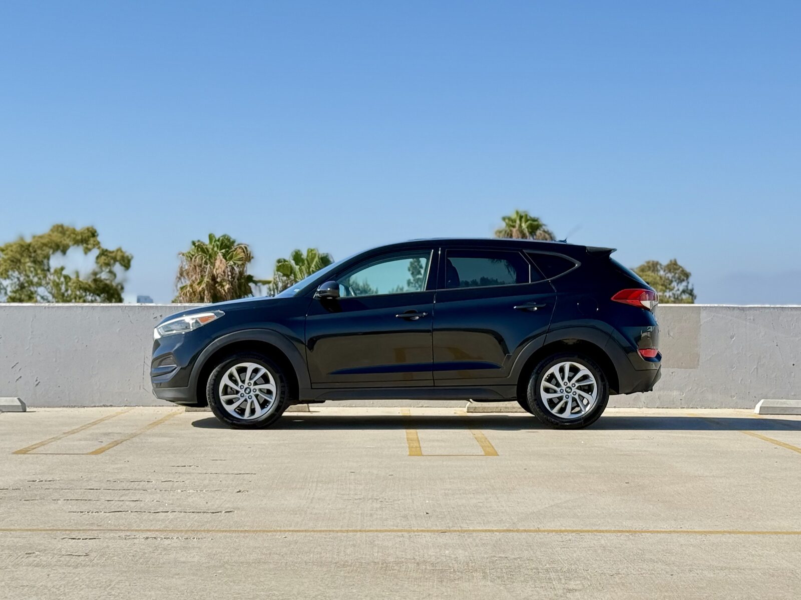 Modern Hyundai Tucson SE photo 2