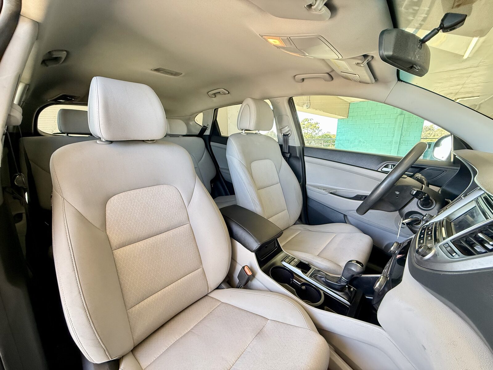 Modern Hyundai Tucson SE photo 3