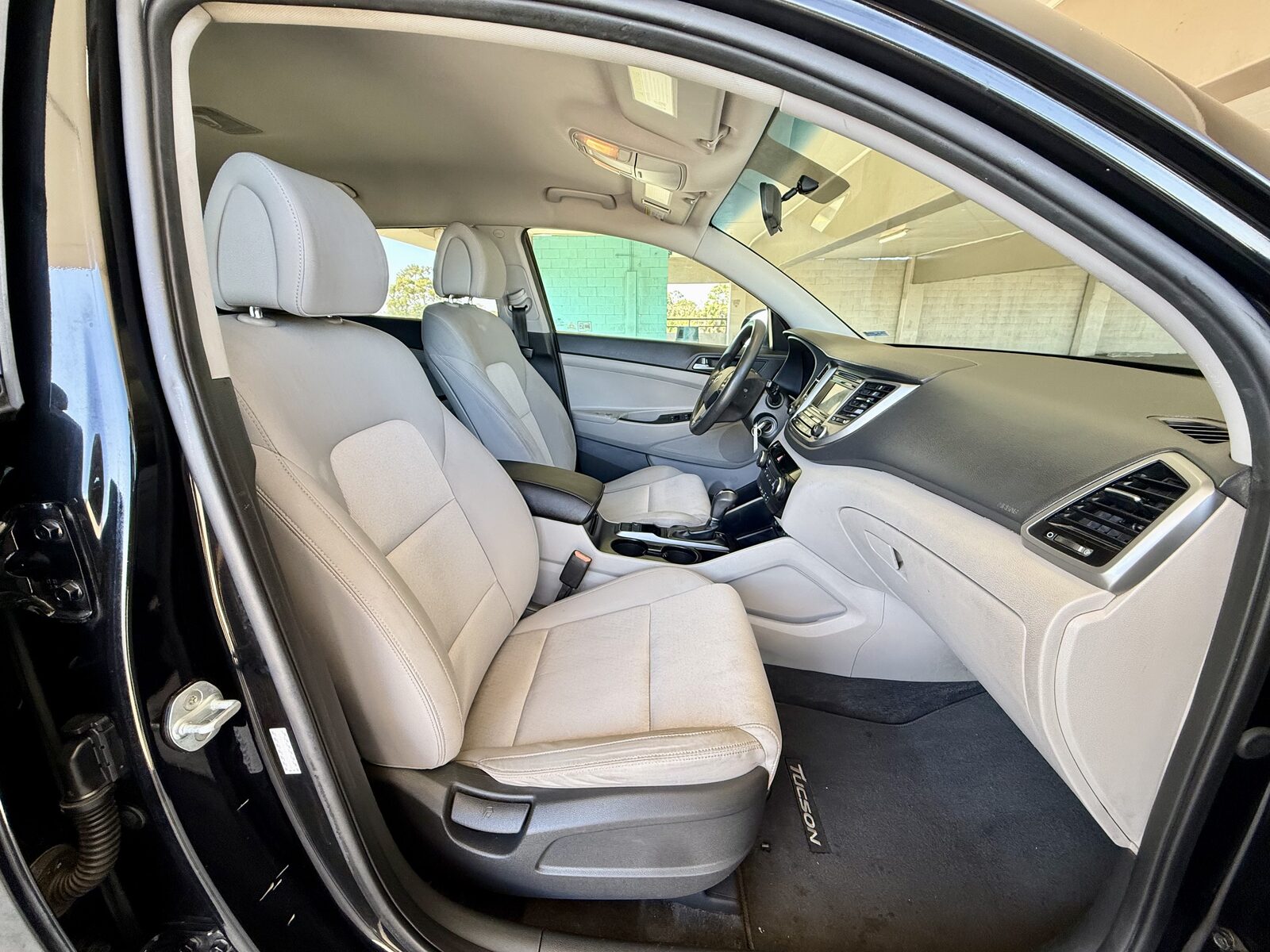 Modern Hyundai Tucson SE photo 4