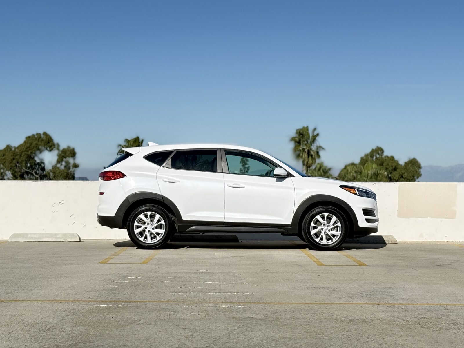 Modern Hyundai Tucson SE photo 2