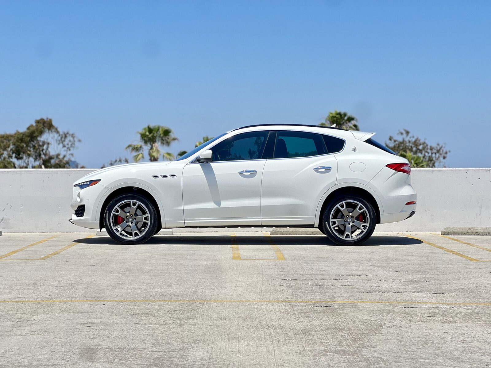 Luxury Maserati Levante photo 2